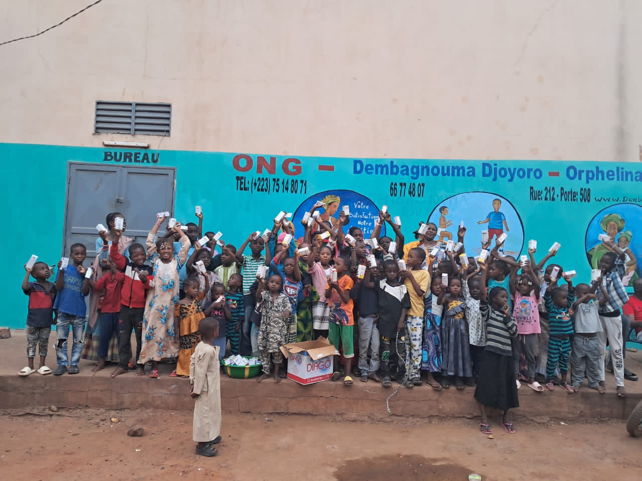 La Présidente et les enfants de l&rsquo;orphelinat.